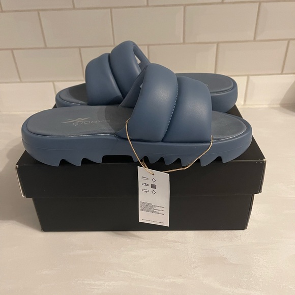 **NEW** Cardi B X Reebok Slide - Picture 3 of 4